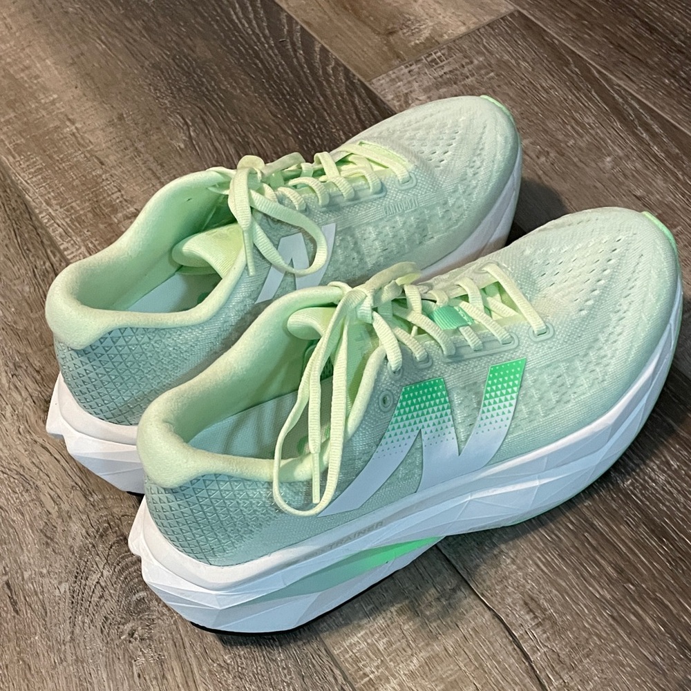 NEW - New Balance-FuelCell SuperComp Trainer v3- Melon Water/Clay Ash/White
